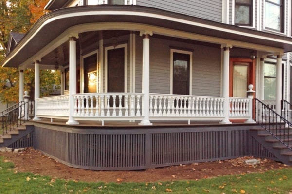 Curved deck railing on round porch