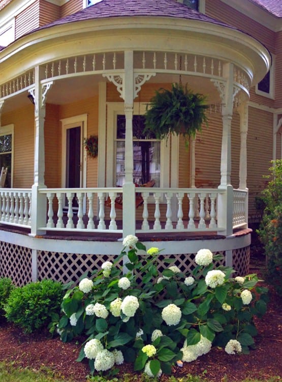 Victorian porch railing for rounded curved veranda